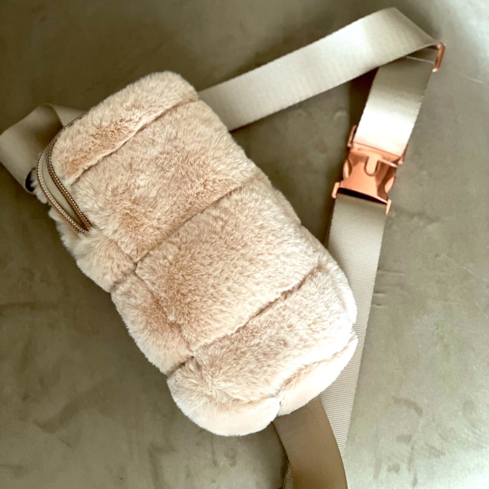 FLUFFY BELT BAG 🤍